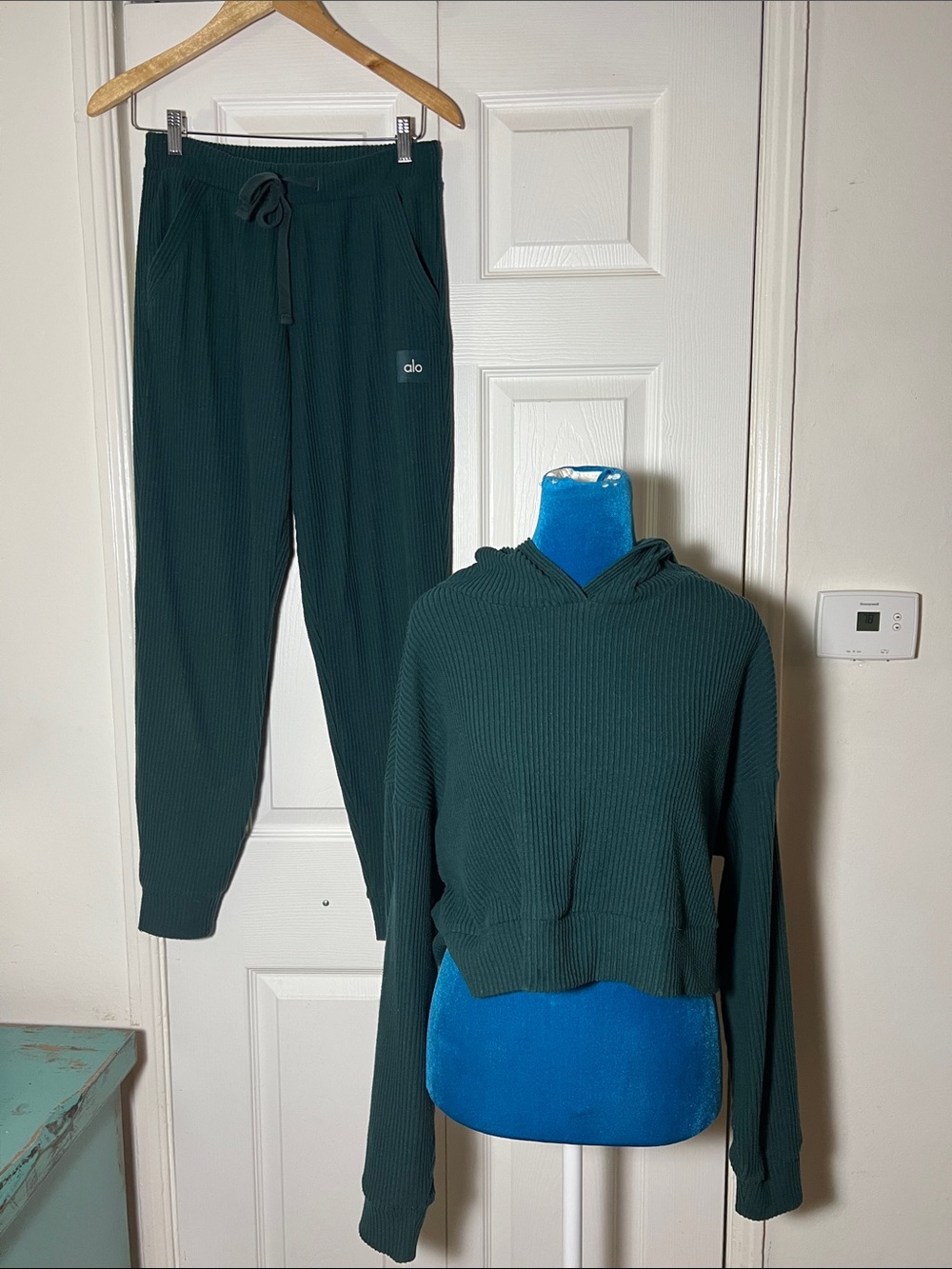 Alo Yoga Muse 2 Piece Cropped Hoodie and Jogger Set Small - Picture 2 of 8